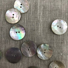 Buttons Agoya shell 25mm (3)